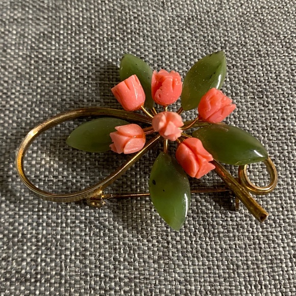 Vintage Carved Coral & Green Jade Floral Brooch – Gold Tone – Peachy-Pink Roses - Picture 3 of 7